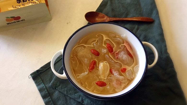 强心益气，滋补美容的银耳百合枸杞汤,装碗，就可以开喝了；