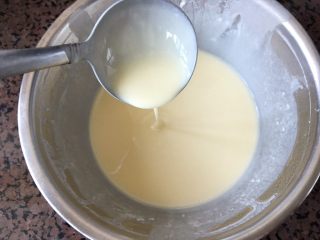 可丽饼,将鸡蛋2个与糖打均后加入牛奶混合均匀，筛入低筋面粉搅拌均匀，加入融化的黄油混合成糊状。