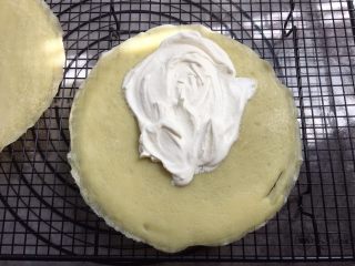 可丽饼,饼皮中间涂上淡奶油，边缘不要涂淡奶油，如图。