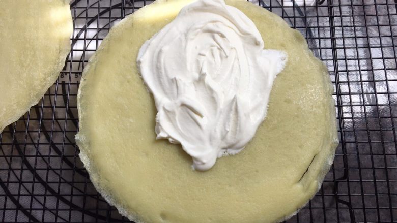 可丽饼,饼皮中间涂上淡奶油，边缘不要涂淡奶油，如图。
