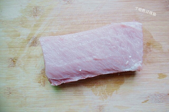 锅包肉,选择上好的猪里脊一块，尽量要鲜肉，冷冻过的肉水分更大，炸出来的口感不好