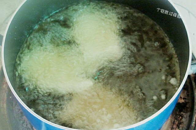 锅包肉,锅内倒入足量的油，八成热的时候，依次放入挂好浆的肉片