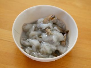 鲜虾酿西葫芦盅,5.取一小碗，将处理好的虾子放入，加盐、糖、白胡椒、米酒抓匀，再加入半茶匙的淀粉抓匀。

