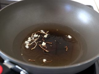 鲜虾酿西葫芦盅,
10.另起锅，冷油下生姜丝，当油烧热时扔下拍碎的大蒜。
