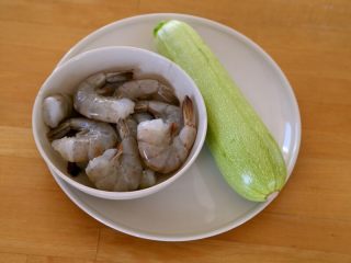 鲜虾酿西葫芦盅,
1.备好主材：大虾和西葫芦