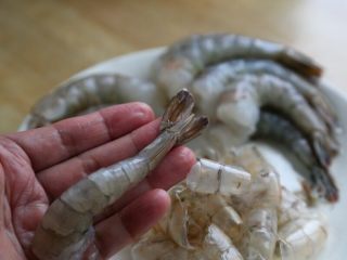鲜虾酿西葫芦盅,剥壳：保留虾尾和最后1节壳，其余的去除。
