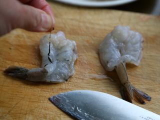 鲜虾酿西葫芦盅,3.从背部划开，摘除虾线，清洗干净。