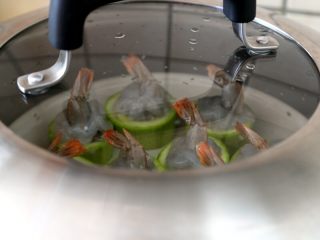 鲜虾酿西葫芦盅,8.水烧开上笼，大火蒸5-8分钟。