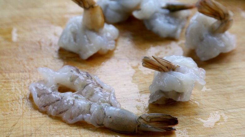 鲜虾酿西葫芦盅,4.然后将虾子的上部戳个洞，虾尾向上穿过洞，如图。
