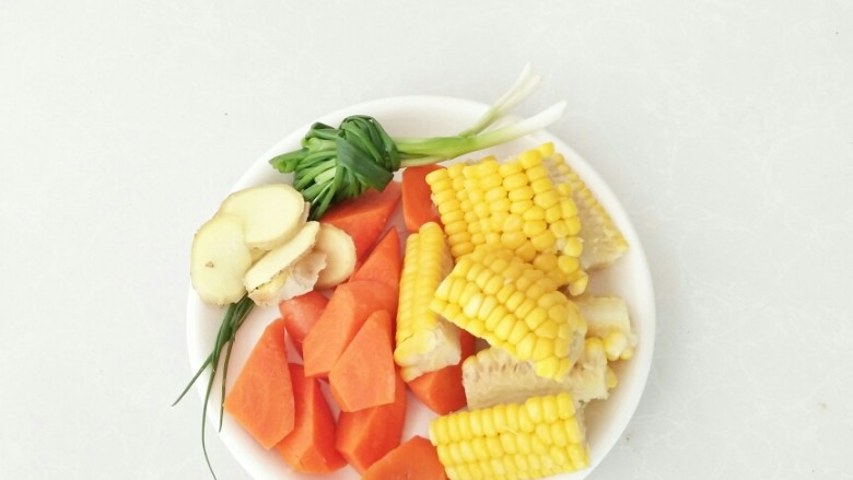玉米烧排骨,胡萝卜和玉米切块，葱打结，姜切片。