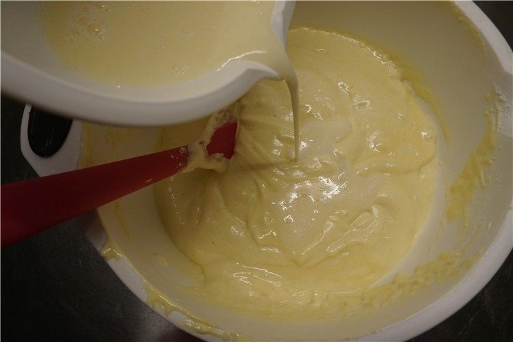 南瓜仁全蛋海绵蛋糕,乳化的液体不是一下子倒进面糊里，而是顺着橡皮刀撒在面糊周围，翻拌均匀