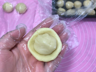 蛋黄酥（黄油+玉米油版）,取一份水油皮按圆，中间放入一个油酥。