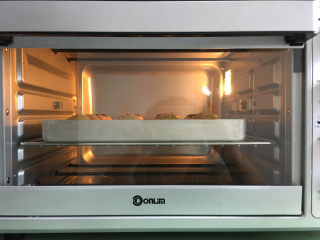 蛋黄酥（黄油+玉米油版）,放入提前预热好的烤箱中进行烘烤，温度为180度，时间为35分钟。