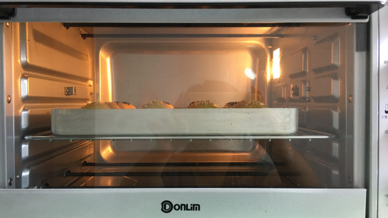蛋黄酥（黄油+玉米油版）,放入提前预热好的烤箱中进行烘烤，温度为180度，时间为35分钟。