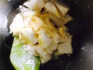 原味芝士条,奶酪室温软化  加入黄油糖搅拌至顺滑