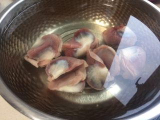 凉拌鸭胗（酸辣味）,我买的鸭胗放在速冻里的，拿出来泡水解冻。