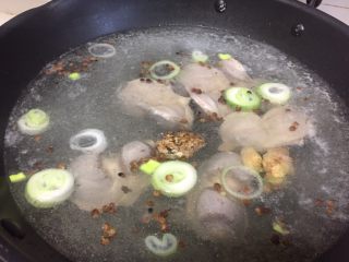 凉拌鸭胗（酸辣味）,锅里水烧开放入鸭胗，葱、姜，花椒、料酒大火煮沸。