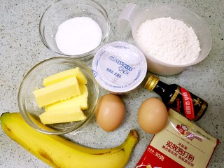 香蕉酸奶磅蛋糕,准备好材料。
