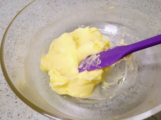 香蕉酸奶磅蛋糕,黄油室温软化，倒入细砂糖，用刮刀稍稍拌一下。