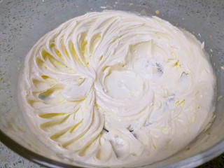 香蕉酸奶磅蛋糕,用打蛋器把黄油打至蓬松柔滑。