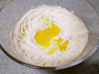 香蕉酸奶磅蛋糕,分3次倒入全蛋液，打匀。
