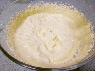 香蕉酸奶磅蛋糕,每次都要使蛋液与黄油充分融合后再加入下一次，最后打成如图状态。