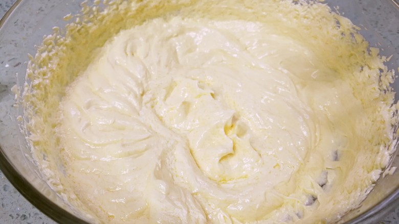 香蕉酸奶磅蛋糕,每次都要使蛋液与黄油充分融合后再加入下一次，最后打成如图状态。