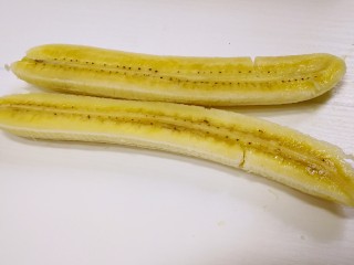 香蕉酸奶磅蛋糕,香蕉剥皮竖切成两半。
