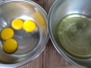 可可八寸戚风,鸡蛋分离蛋清蛋黄。蛋白盆需无油无水。