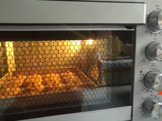 黑糖腰果酥,送入提前预热好的烤箱，以上下火180度烘烤20分钟即可。（温度时间仅供参考）出炉晾凉后密封保存。
