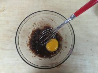 黑糖腰果酥,加入一个蛋黄。