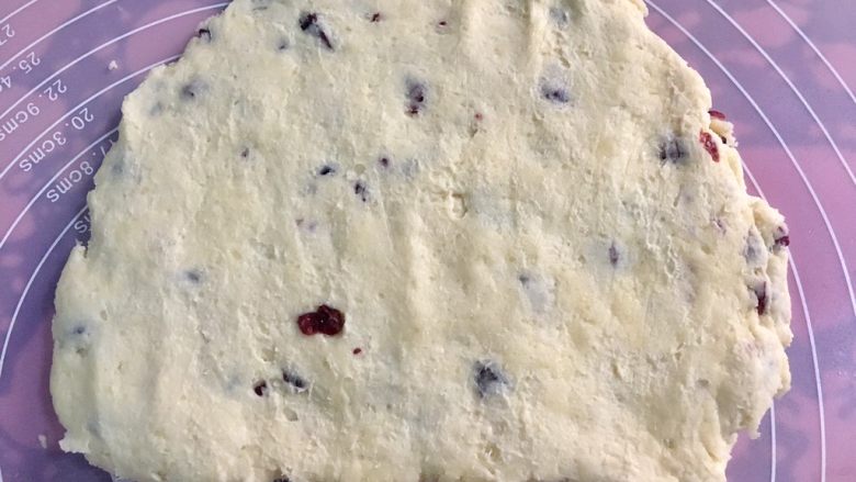 蔓越莓司康,把面团放在面垫上压拌均匀，不要揉哈，不然就出筋了。
