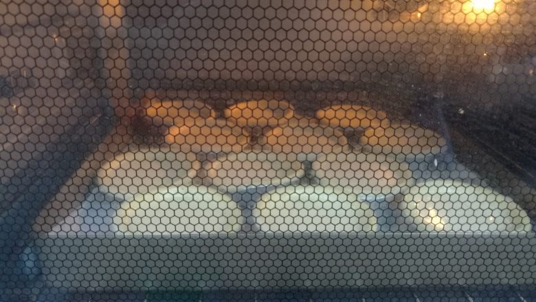 原味蛋挞,送入预热好的烤箱，上下火220度焙烤20分钟。