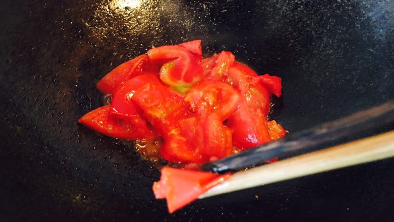 番茄丝瓜牛肉汤,等番茄煸炒的软了，就用筷子把皮捡出来。我知道炒之前，顶部划个十字，开水里烫一下，就能剥皮，随后切块。但是，我就喜欢这样剥皮，有点小固执。
