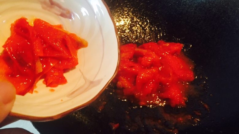 番茄丝瓜牛肉汤,捡掉所有的皮。留下很浓郁的番茄。