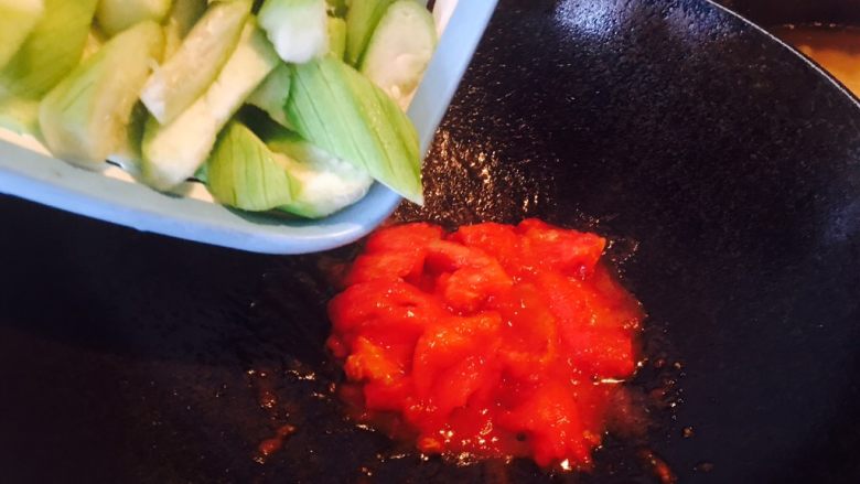 番茄丝瓜牛肉汤,这时，可以倒入丝瓜。