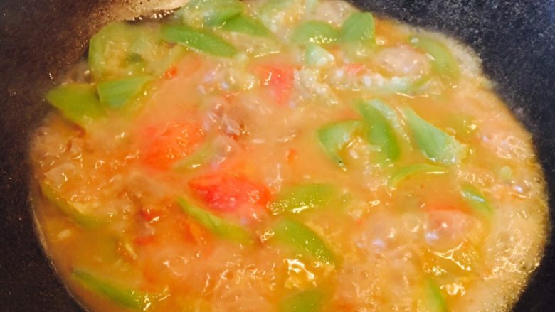 番茄丝瓜牛肉汤,加盖煮。煮八分钟左右，差不多了。加了牛肉汤的番茄炒丝瓜，很鲜。不用放干贝素了。