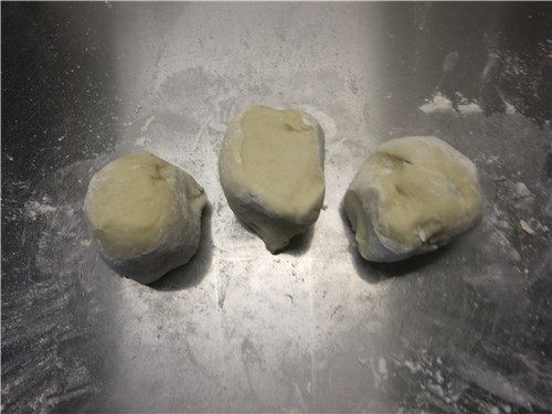 层层美味-京东肉饼,将面团分成3个小面团