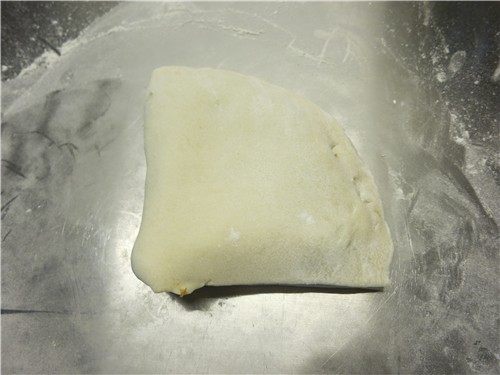 层层美味-京东肉饼,最后再将露肉的面片折过来盖在最上面，所有的肉全部包裹起来了，形成一个等边直角形，