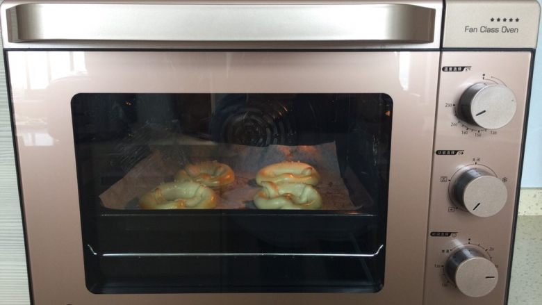 普雷结,烤箱提前预热的，选择“后旋风加热”功能，200度。