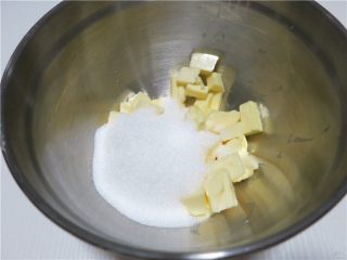 提拉米苏小饼干,将黄油切小块软化后，加入砂糖打发至发白
