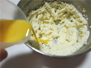 提拉米苏小饼干,分3次加入鸡蛋液、每次都要打到让黄油完全吸收后再加入