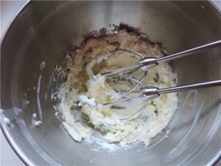 提拉米苏小饼干,馅心的制作：将黄油软化打发后，加入马斯卡彭奶酪，搅拌均匀