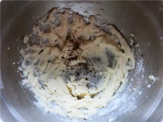提拉米苏小饼干,放上一点咖啡粉，只需一点点就可以了，搅拌均匀