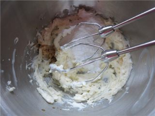 提拉米苏小饼干,之后加入糖粉搅拌均匀