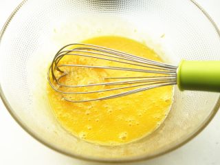肉松蛋糕卷,蛋白蛋黄分离。蛋黄加入白砂糖B混合均匀.