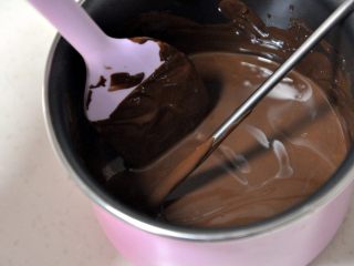 心型调温巧克力,重新放回加热过的锅中，升温到30-32度。