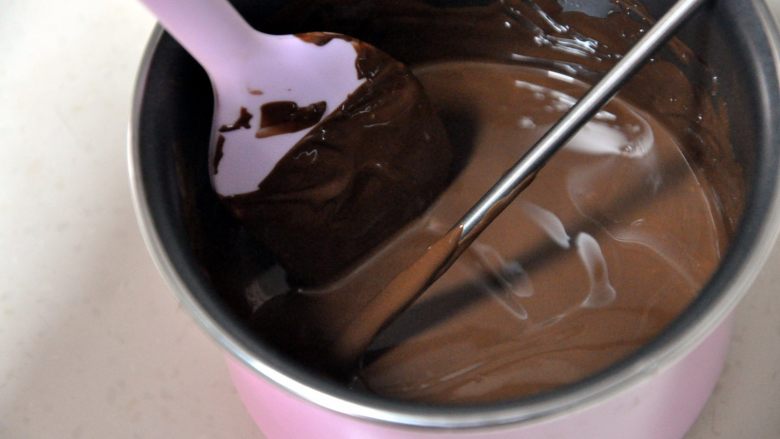 心型调温巧克力,重新放回加热过的锅中，升温到30-32度。