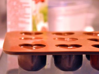 心型调温巧克力,将模具放入冰箱冷藏一小时，待巧克力凝固好了，脱模即可。