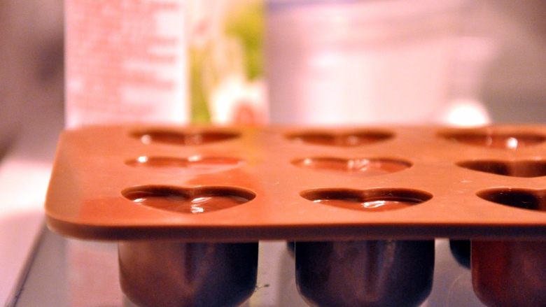 心型调温巧克力,将模具放入冰箱冷藏一小时，待巧克力凝固好了，脱模即可。